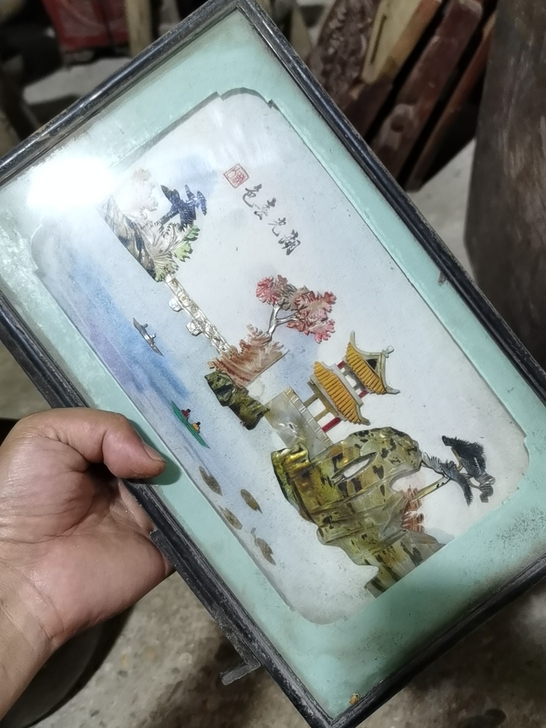 老贝壳雕刻画一幅,塑料老框架,品相如图,售...