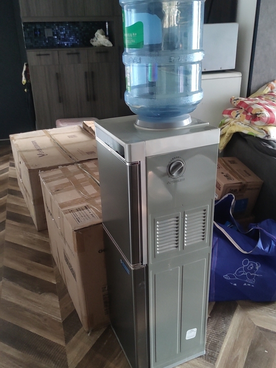 饮水机自己用的搬家处理，带桶卖80运费自理...