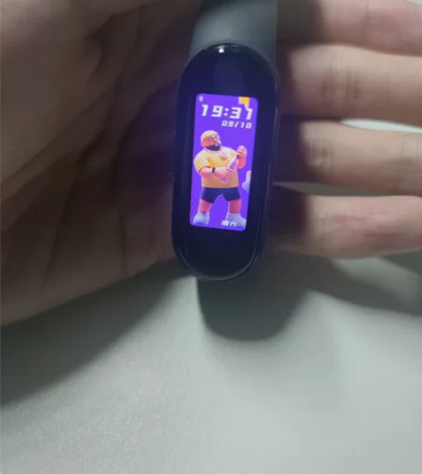 小米手环5标准版,有磁吸充电线。 感兴趣的...