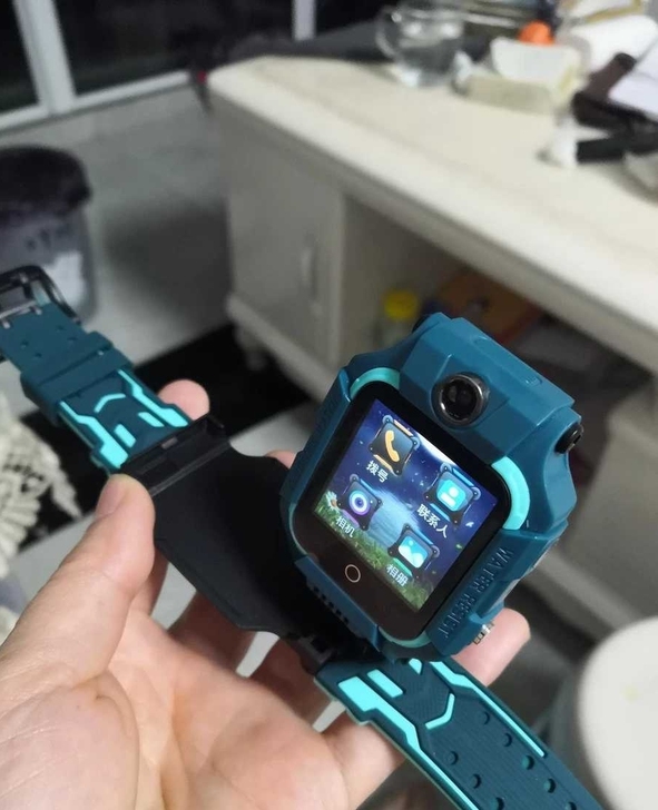 一折出全新正品小天才儿童电话手表Z6同款，...