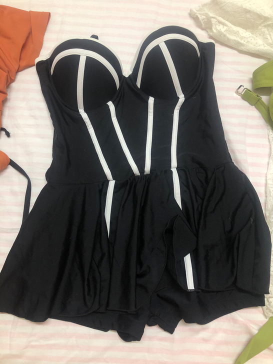 女式泳衣,都只穿过一次,绿色那套裤子没有