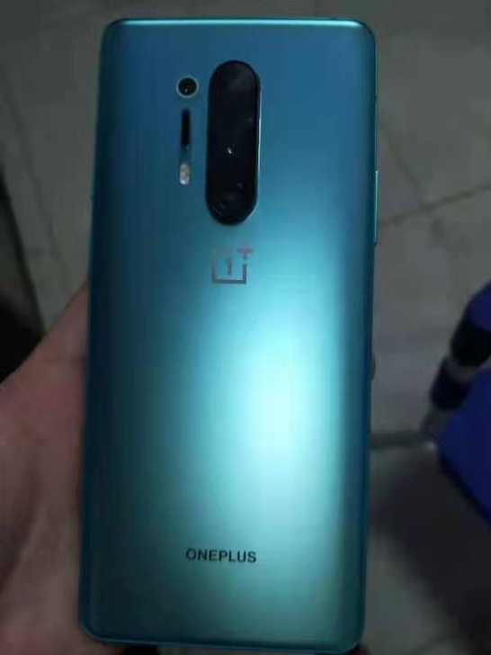 帮朋友挂台一加8pro 青空 单机＋充电器...