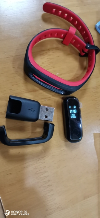 荣耀手环4 本是全新未拆封，有人买去说联不...