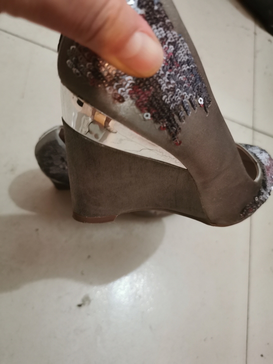 银色亮片鞋，跟高6公分，坡跟。镶嵌亮片。很...