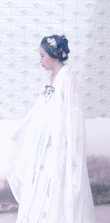 汉服出,穿过一次拍照