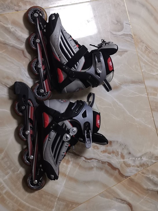 43号轮滑鞋，适合42脚。几年前买的，没怎...