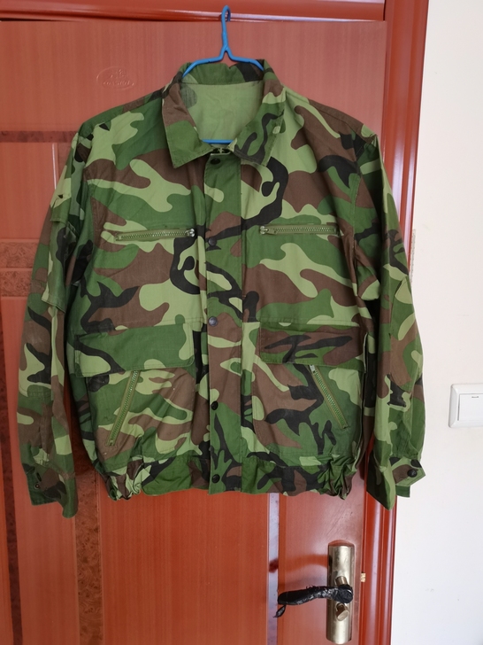 迷彩服上衣，左侧袖子上有个小兜被拆掉了留有...