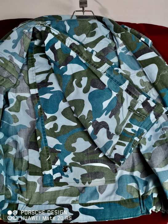 工作服一套。身高1m75左右,腰围三尺左右...