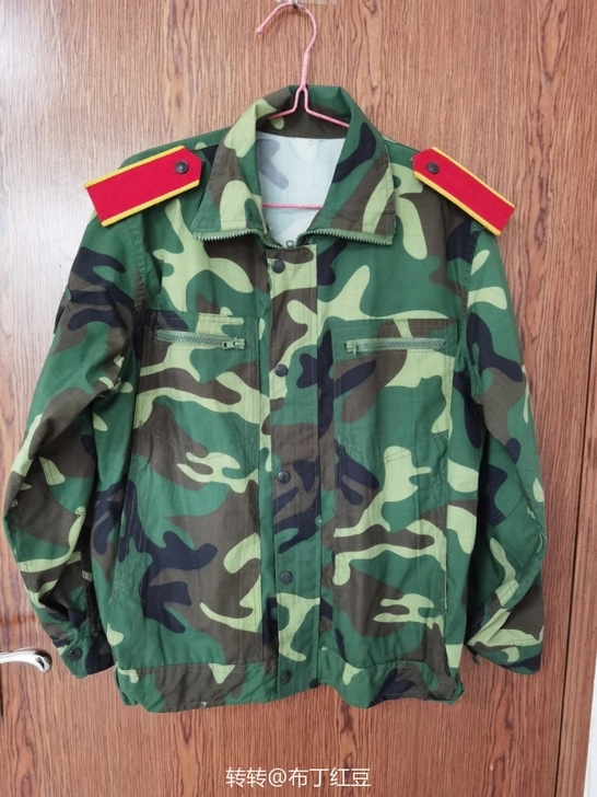 女装迷彩训练套装服,穿过一次,洗过一次,红...