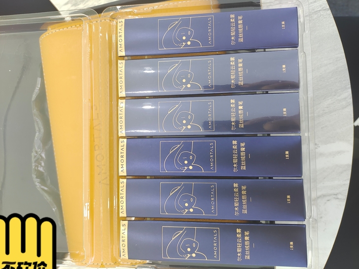 尔木葡口红唇膏套盒,六只,前面三只仅试色后...