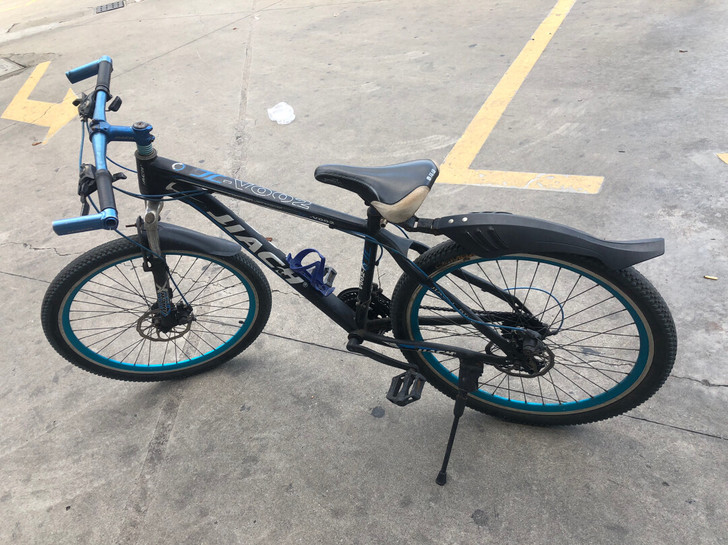 由于买了电动摩托车，此自行车现在出售。车速...