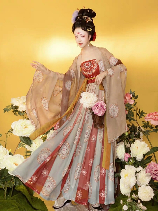 玉术家诃子裙，图上衣服都有，无吊牌有盒子，...