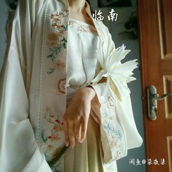 出素羽华裳宋制M码九新，115包邮。