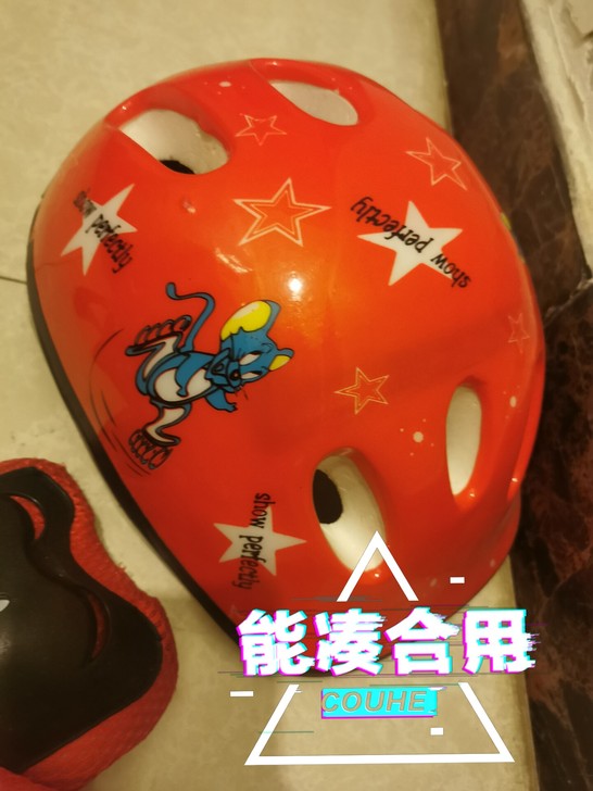 儿童轮滑全套,头盔护膝护肘首套。小童可用。...