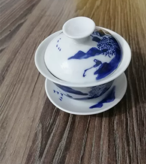若深珍藏80年代柴窑,纯手山水画。品相如图...