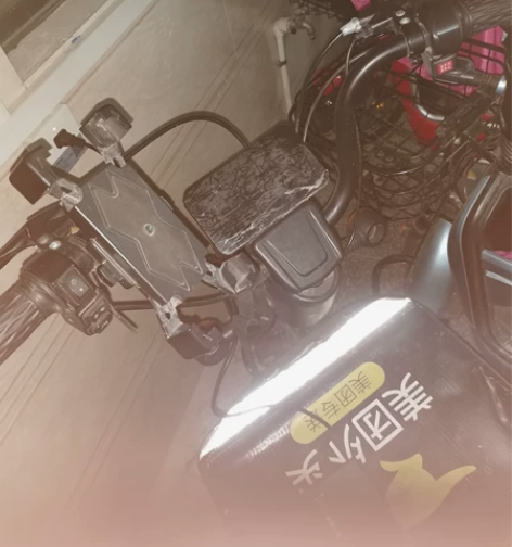 网上买的，充满电能跑25到30公里，锂电池...