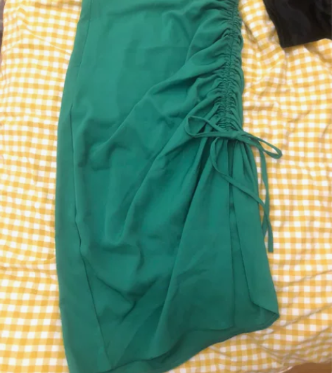 女士半裙包臀裙,m码。颜色属于情青草绿,实...