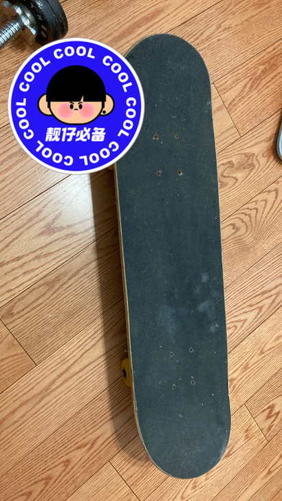 以前买来玩的滑板 滑板磨损是跑不了的 哈哈...