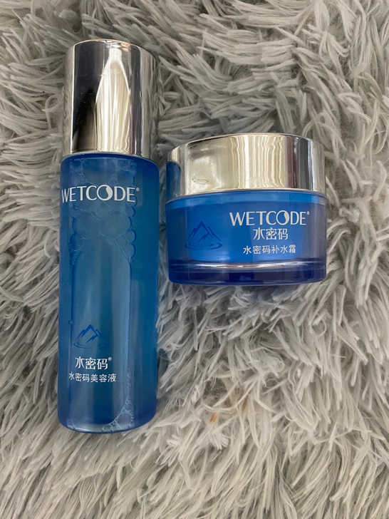 水密码化妆水 保湿霜 两件闲置 喜欢的私信...