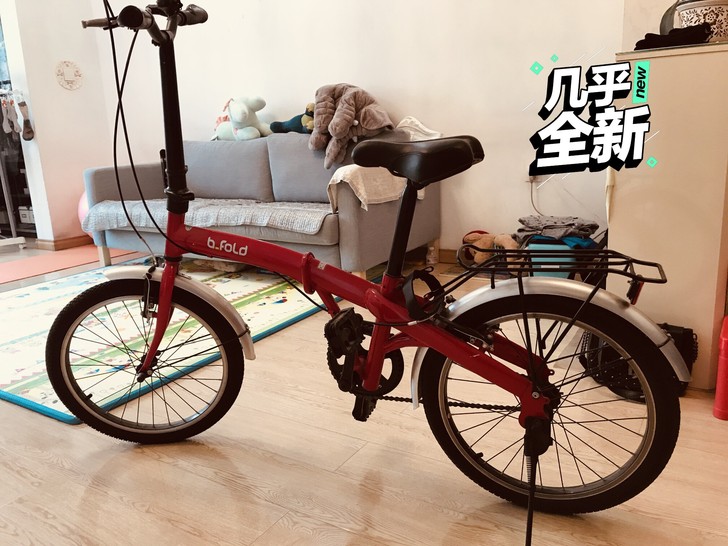 这是一辆我特别喜欢的很漂亮的小红车,九成新...