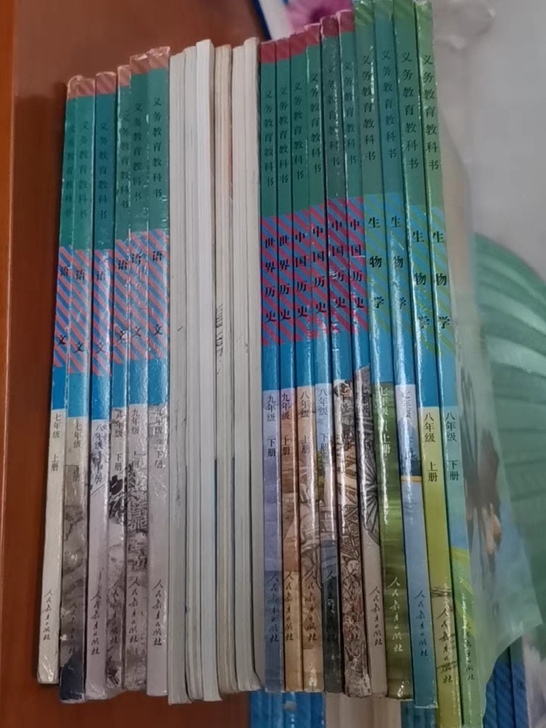出售初中全套课本,全是学校发的正版书,绝对...