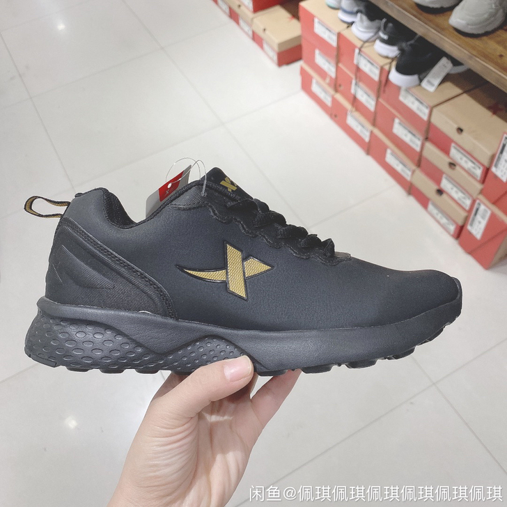 特步皮面运动鞋全新尺码齐全