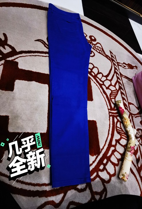 AF休闲蓝色牛仔裤，实物没有图片那么蓝