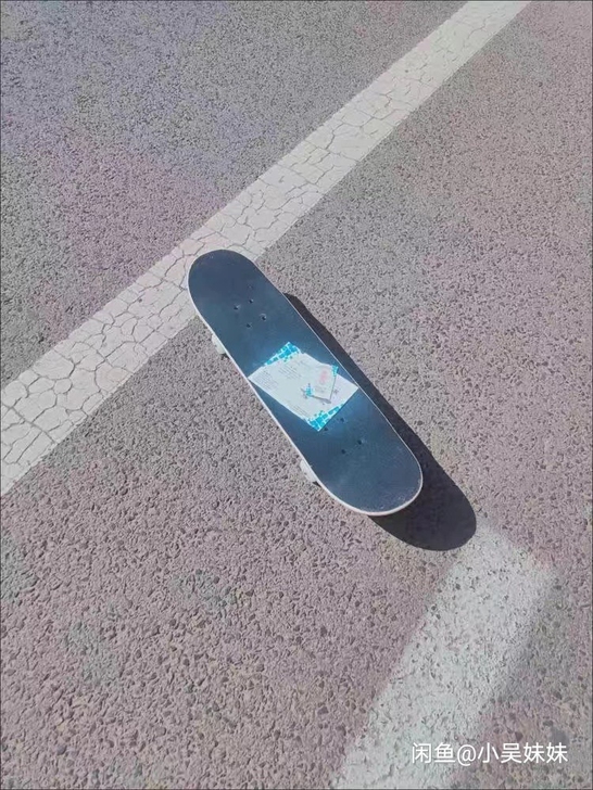 滑板图案清晰,没有起皱,颜色鲜明。砂纸防滑...