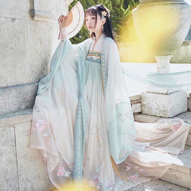 【十三余 小豆蔻儿】[婴宁] 重工刺绣女装...