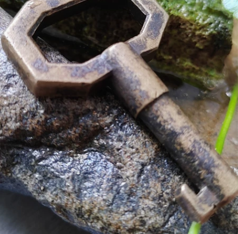 西洋古董老铜钥匙 百年孤独终老 品完整 皮...