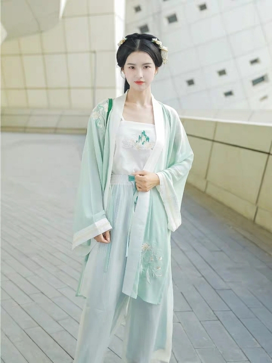 梨花渡浅山栀汉服 已绝版