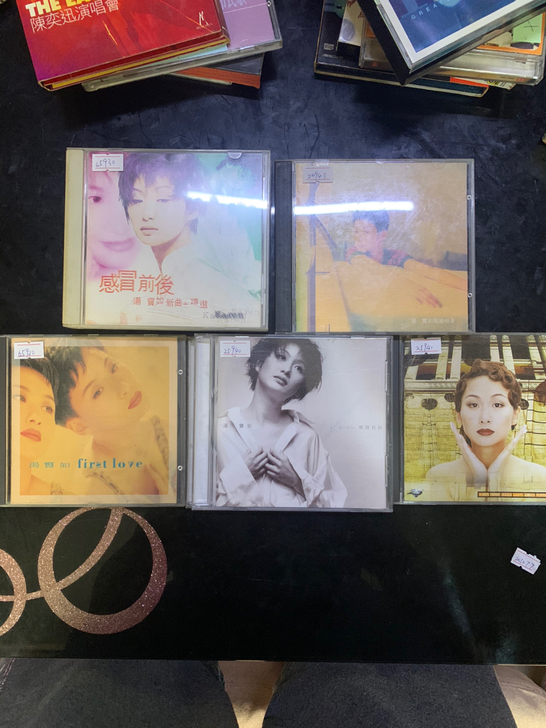 汤宝如专辑。港版。价格不一样。图一有显示