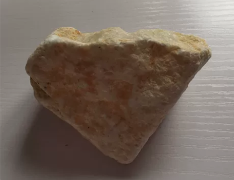 翡翠原石一块,水头不错,一面已经磨平,可以...
