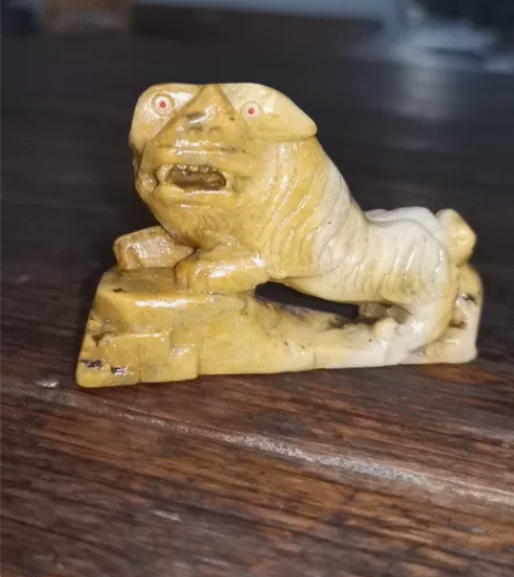 上山虎，镇纸。寿山石，品相如图 感兴趣的话...