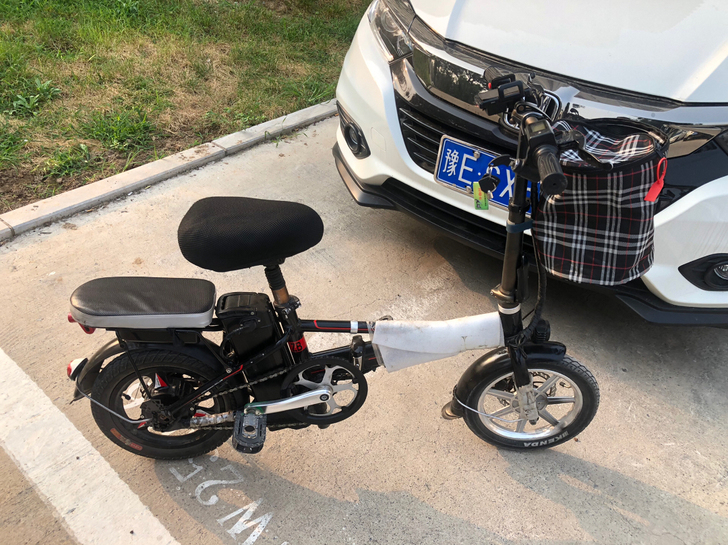 折叠电动车,能跑35公里,一年多的车子。