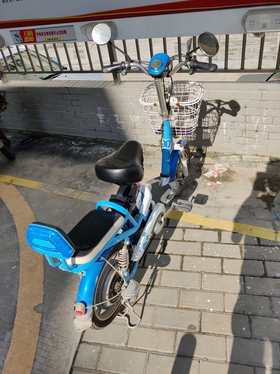 出售爱玛电动车,电池估计还能跑10公里,因...