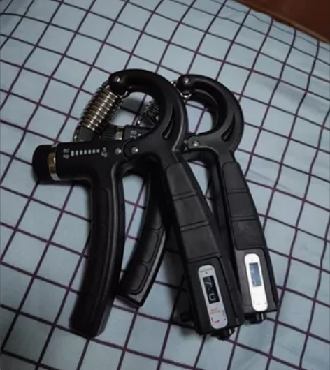 握力器,下面那个液晶小屏幕是计数器,很方便...