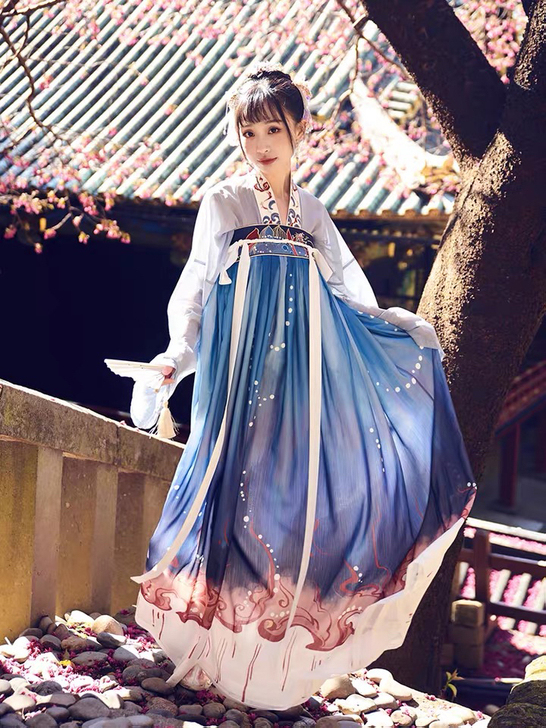 十三余长天一色齐胸汉服