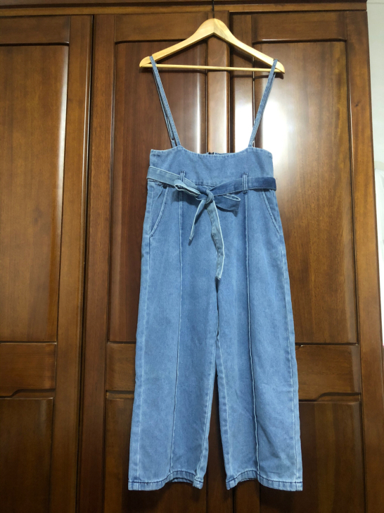 背带牛仔裤,腰围76cm ,臀围98cm。...