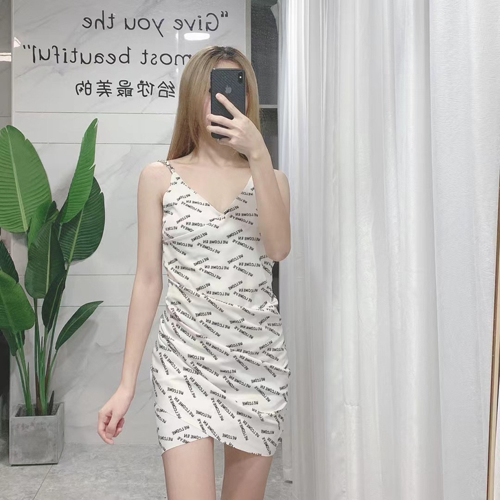 服装店不开了 吊带裙特价处理