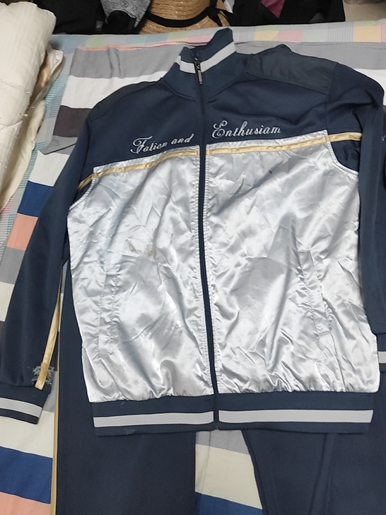 男运动服套装工作服,尺码185,衣服偏宽松...