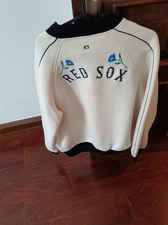 全新正品带牌mlb棒球外套，材质类似空气棉...