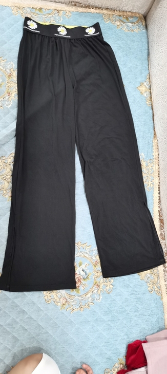 之前店里卖的,冰丝裤,料子很舒服,喜欢的赶...