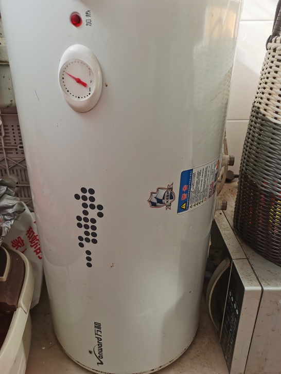 万和热水器。1500购入。一家人洗澡完全够...