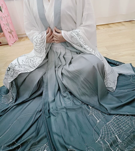 汉服店换季清仓价， 感兴趣的话点“我想要”...