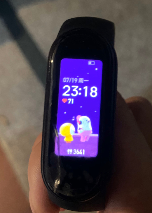 小米手环5NFC版。 外屏左下角暴裂,功能...