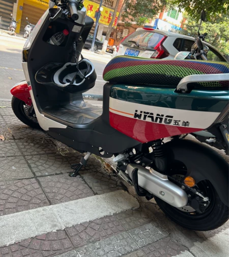 五羊电动车。昨天刚买来的六个石墨电池。可跑...