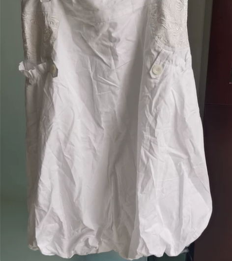 花苞裙,全新白色。XL (170/76A)...