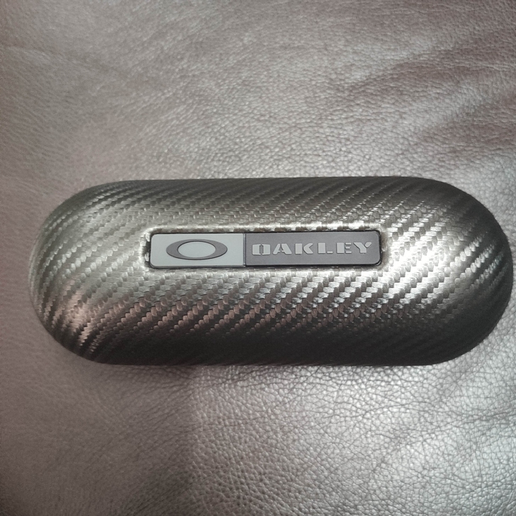 OAKLEY眼镜盒,全新正品,便携胶囊状,...