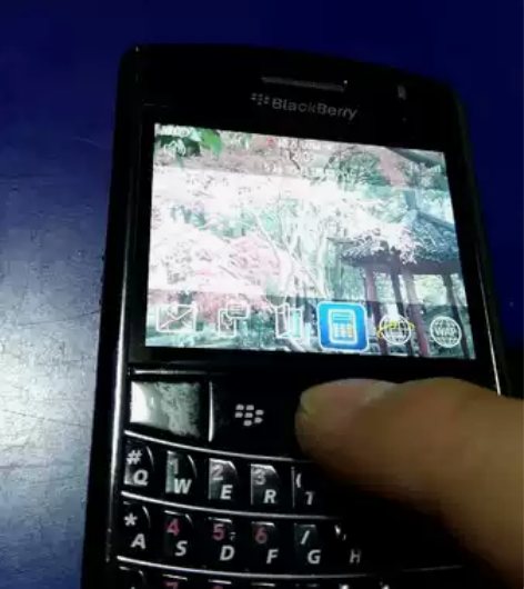 黑莓9650没使用过,时间长橡胶有点发黏,...